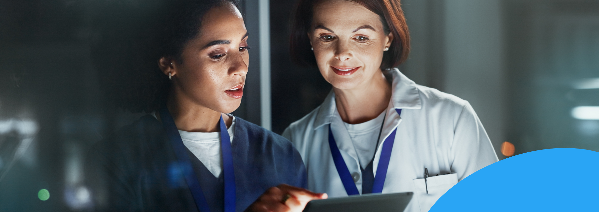 Foto van zorgpersoneel met IT middelen