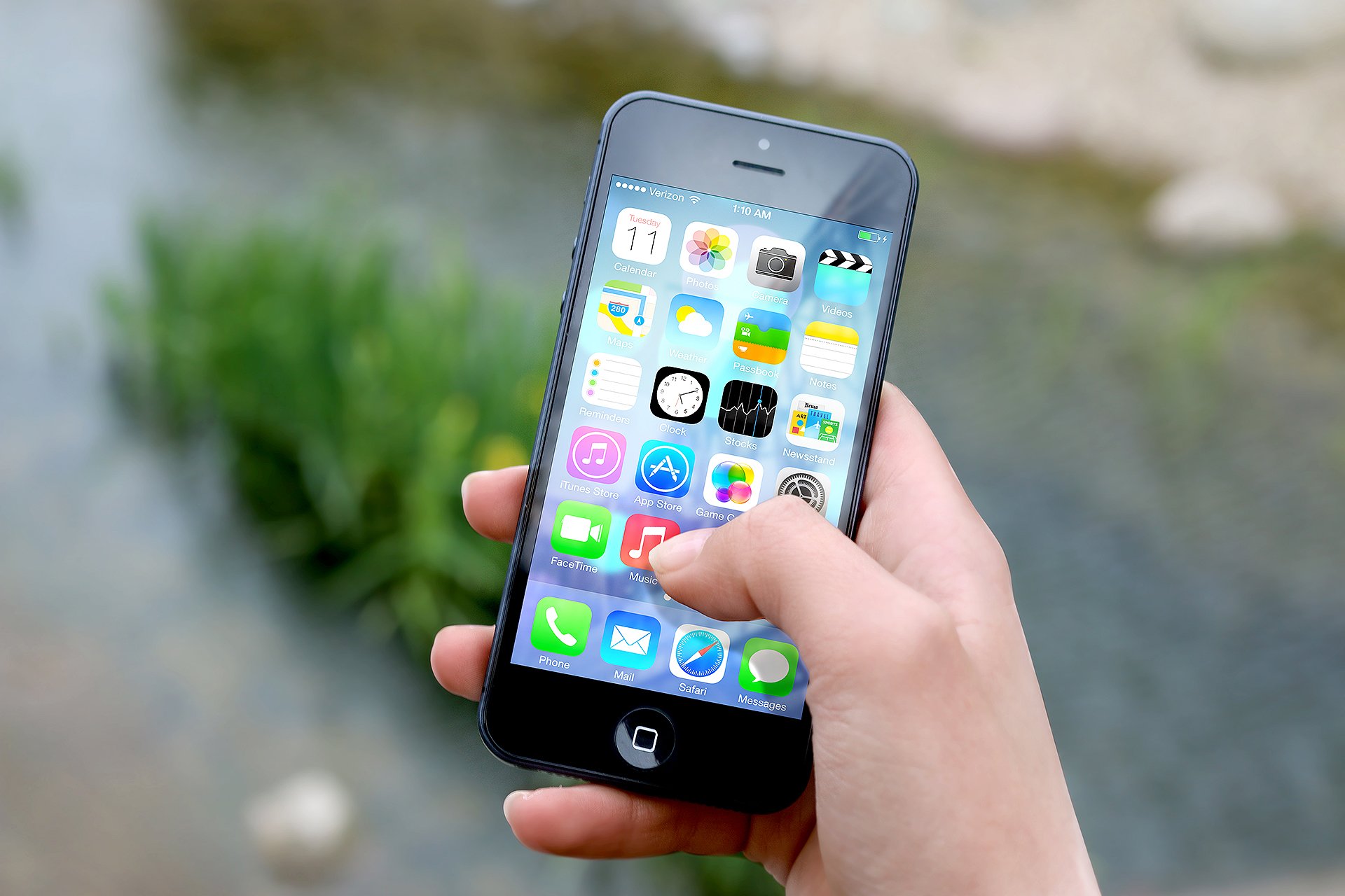 hand-apple-iphone-smartphone-1