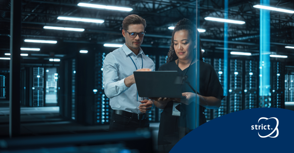 Collega's die werken aan het IT-herstelplan van de organisatie