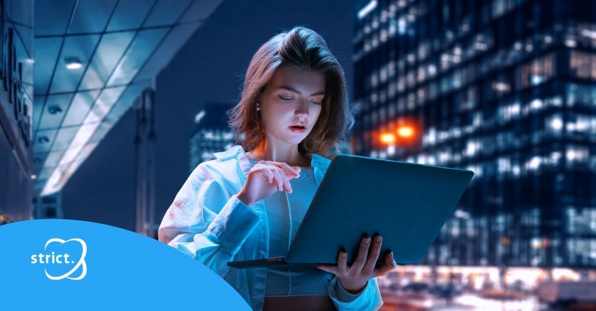 Vrouw met laptop in de buitenlucht