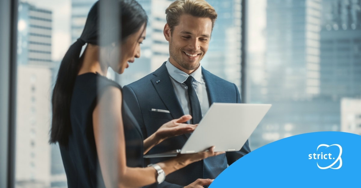 Vrouw en man praten met elkaar op kantoor