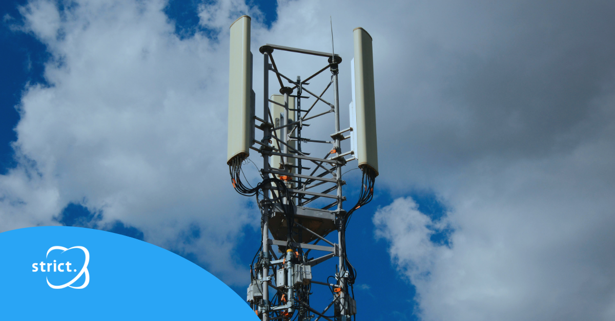 telecommunicatietoren, specifiek een mobiele zendmast voor mobiele netwerken zoals 4G of 5G.