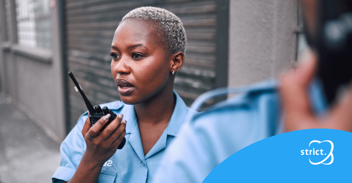 Security officier praat in haar portofoon