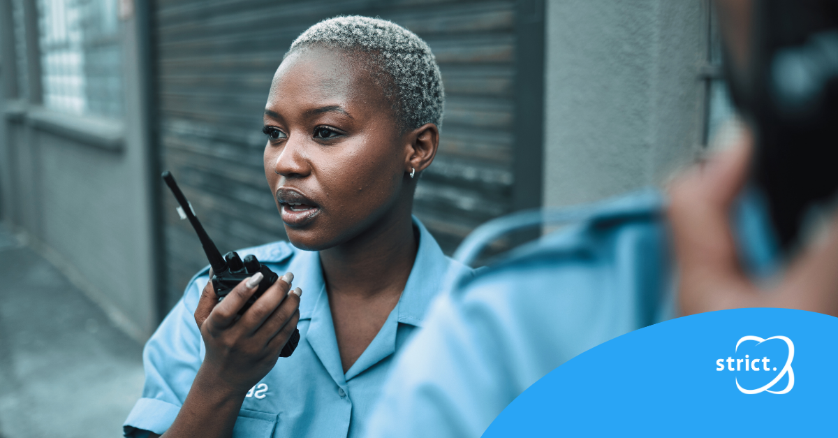 Beveiligingsmedewerker gebruikt portofoon voor communicatie