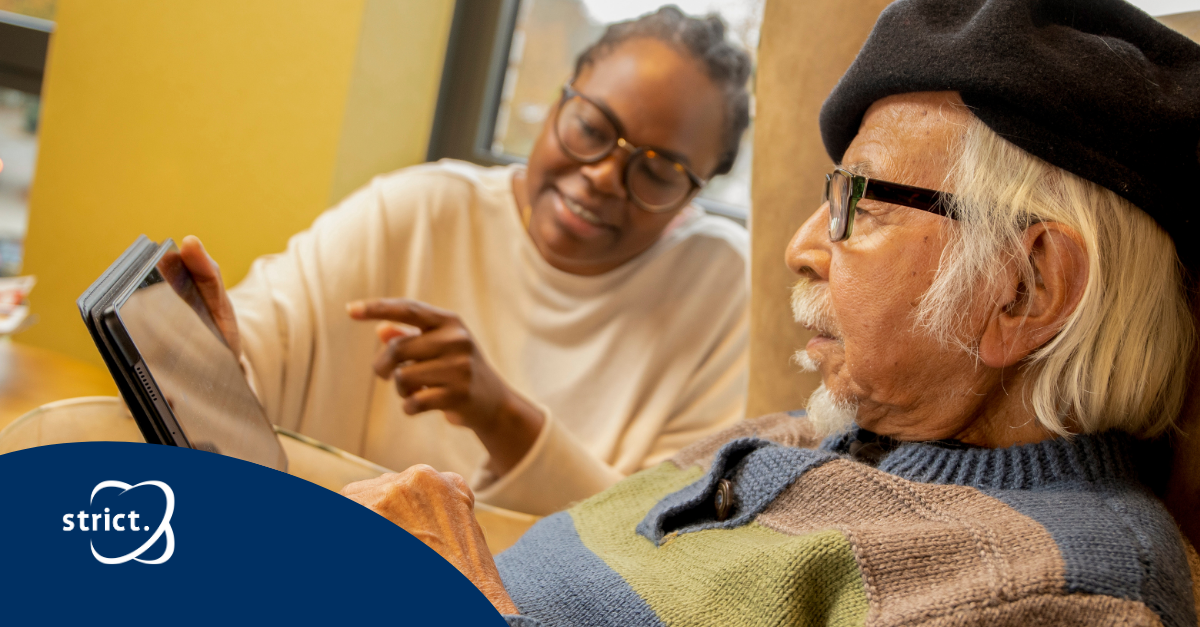 Client krijgt hulp van zorgmedewerker